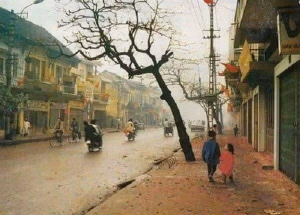 Theo hoài niệm của các dân mạng 7X, 8X: "Tết xưa đói thật chỉ mong có bánh chưng, có kẹo trứng chim, có miếng mứt dừa nhưng vui nhất vẫn là chạy theo đám trẻ con trong ngõ nhặt tìm xác pháo chưa cháy hết để đập cho nổ. Ngày nay thì không còn rồi nhưng mỗi thời mỗi khác".