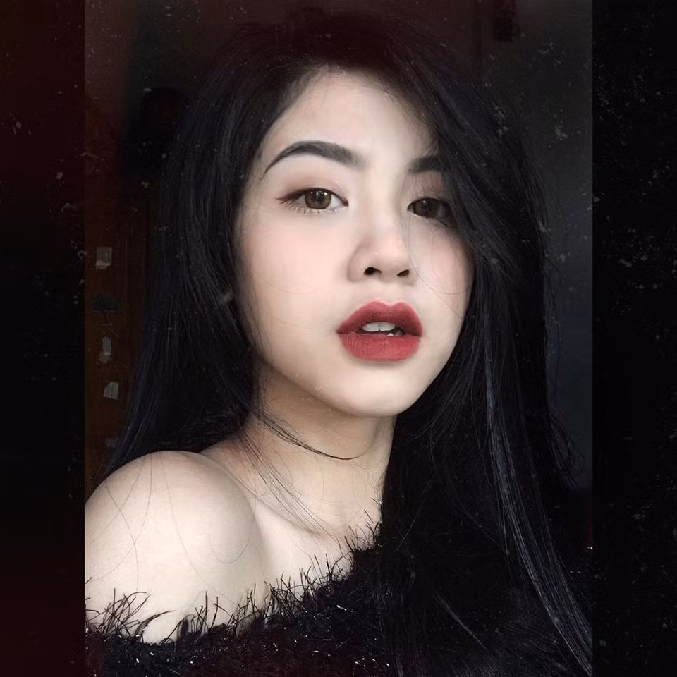 Chia sẻ về tấm hình này, cô gái 10X Thanh Hóa cho biết nó được chụp khi Hàn Hằng đi mua đồ ăn đêm với bạn về. Cô cũng không hề biết là đang bị chụp hình.
