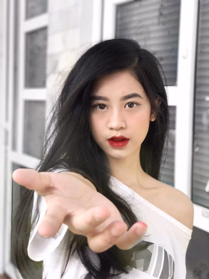 Cùng ngắm nhìn những hình ảnh cực đẹp của cô gái Thanh Hóa khiến vạn người mê chỉ bằng bức ảnh chụp vội trong thang máy.