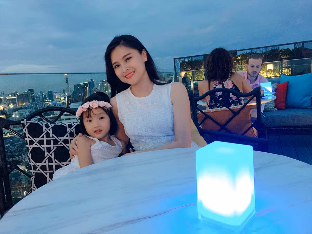 Còn về bà mẹ trẻ xinh đẹp có tên Khánh Ly, hiện chị đang làm tại Truyền hình Quốc hội Việt Nam, trước đó chị từng công tác tại Đài truyền hình Việt Nam với vai trò biên tập viên của chương trình chuyển động 24h và ban thời sự của kênh VTV 1.