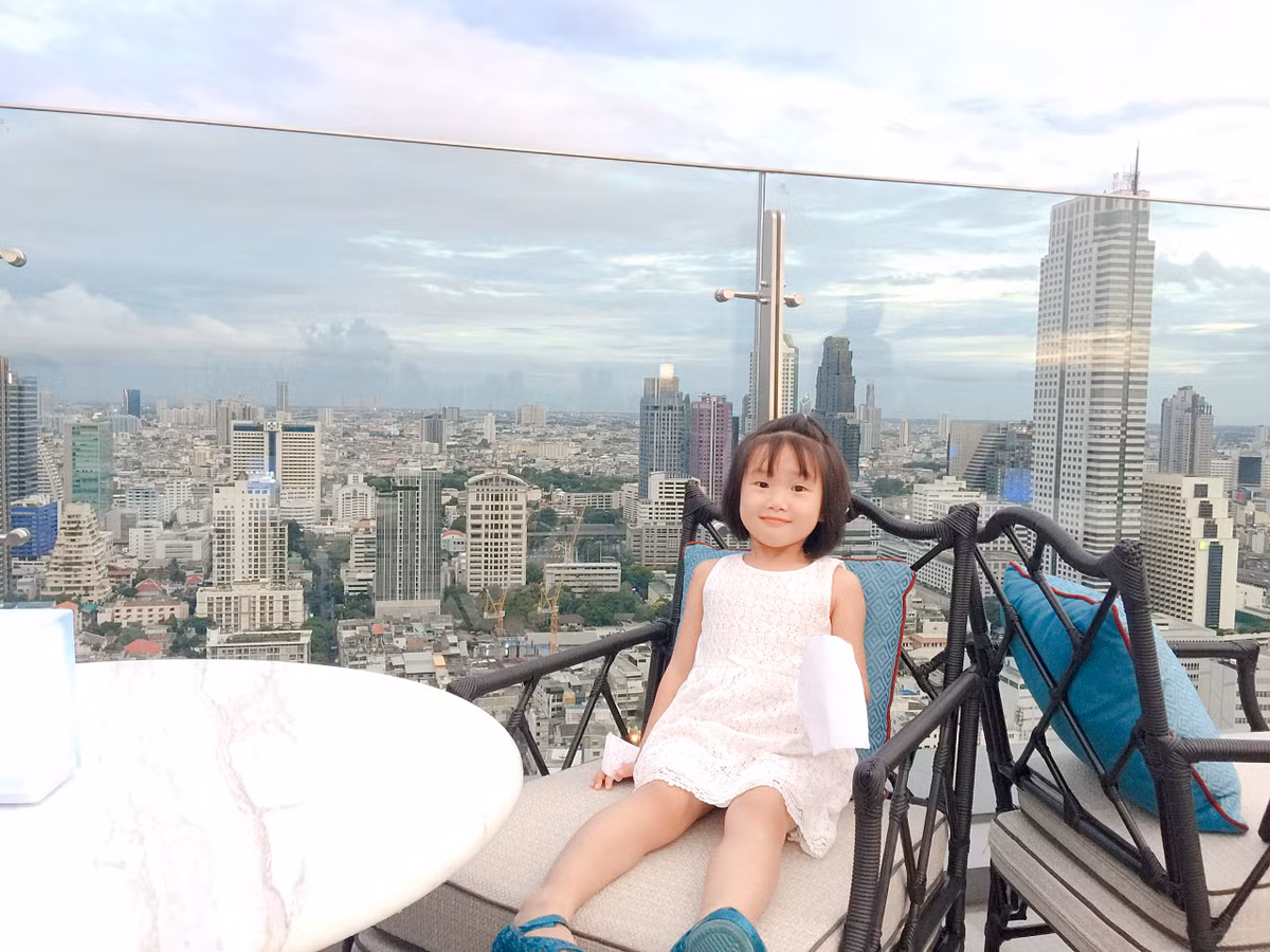 Nói thêm về clip nói tiếng Thái của con gái Mina của mình, chị Khánh Ly cho biết clip được quay lại một cách khá ngẫu hứng và bé nhà chị được sự giúp đỡ của một người Thái Lan gốc để hướng dẫn bé nói và giải thích ý nghĩa của các câu nói đó.