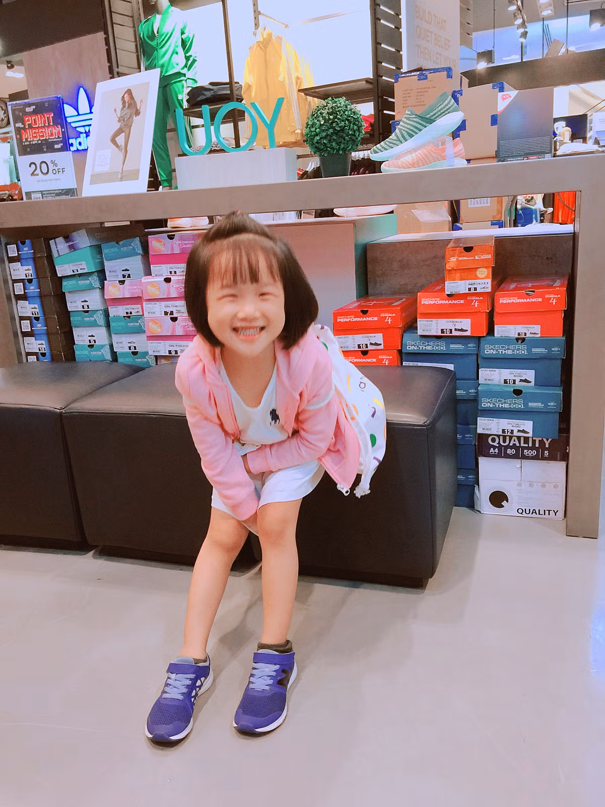 Trong clip, một bé gái Việt siêu dễ thương xuất hiện tại các địa điểm du lịch nổi tiếng tại Thái Lan với những câu giao tiếp khá phổ thông đã được ghi và "dựng" lại một cách vô cùng đáng yêu. Mặc dù có những câu phát âm chưa rõ nhưng chính khuôn mặt dễ thương cùng với nụ cười "không thấy tổ quốc" đã mang đến sự hấp dẫn cho người xem.