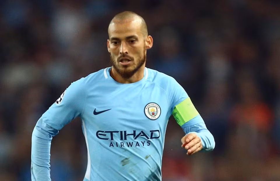 David Silva tính đào tẩu khỏi Man City: Silva vẫn còn thời hạn 2 năm hợp đồng với đội chủ sân Etihad. Lãnh đạo Man City đã mời anh bàn chuyện gia hạn để cam kết tương lai lâu dài với CLB. Mặc dù vậy, thông tin chuyển nhượng bóng đá từ TMW cho hay, David Silva muốn thay đổi môi trường trong giai đoạn cuối sự nghiệp và điểm đến anh ưa thích là Serie A, nơi các trận bóng đòi hỏi yếu tố kỹ chiến thuật nhiều hơn là thể lực. Ảnh: Mirror