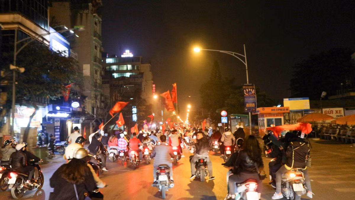 Cờ, băng rôn, khẩu hiệu được các bạn trẻ và người dân Hà Nội đem theo để xuống phố ăn mừng.