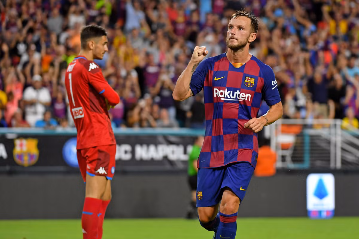Chuyển nhượng bóng đá từ Marca, Atletico Madrid đã đàm phán với Barcelona để chiêu mộ Rakitic về Wanda Metropolitano. Cũng theo nguồn tin trên, thương vụ này có giá trị hợp đồng khoảng 30 triệu bảng.