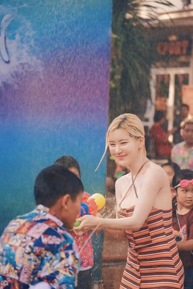 Đến hẹn lại lên, Tết té nước mừng năm mới, hay còn gọi là Songkran ở Thái Lan đang thu hút sự tham gia của rất nhiều du khách trên toàn thế giới. Năm nay với sự xuất hiện của nữ DJ Hàn Quốc - Soda, CĐM lại được phen phấn khích.