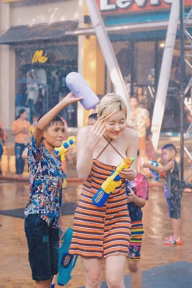 Mới đây, dân tình MXH được dịp xôn xao truyền tay nhau những hình ảnh cực kì xinh đẹp của nữ DJ Soda tại lễ hội Songkran.