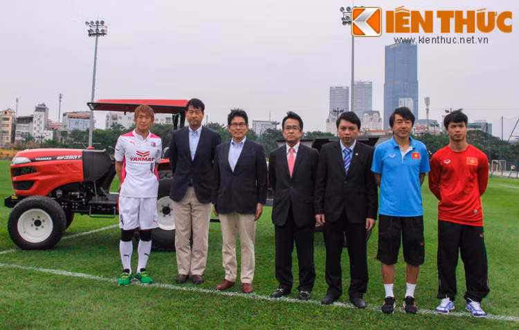 Trước khi cuộc trả lời phỏng vấn diễn ra, đại diện của hai đội bóng sẽ thi đấu tại sân Hàng Đẫy vào chiều mai đã chụp những bức ảnh lưu niệm cùng nhà tài trợ chính là hãng máy cơ giới Yanmar.