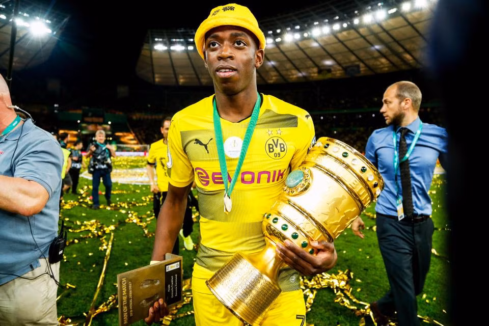 Zidane không muốn Dembele. Mặc dù Chủ tịch Florentino Perez rất quan tâm đến việc đưa Ousmane Dembele về Real Madrid nhưng theo tờ Don Balon, chính HLV Zinedine Zidane là người "bỏ phiếu chống" nên cuối cùng, cầu thủ này đã sang Barcelona. Ảnh: Goal