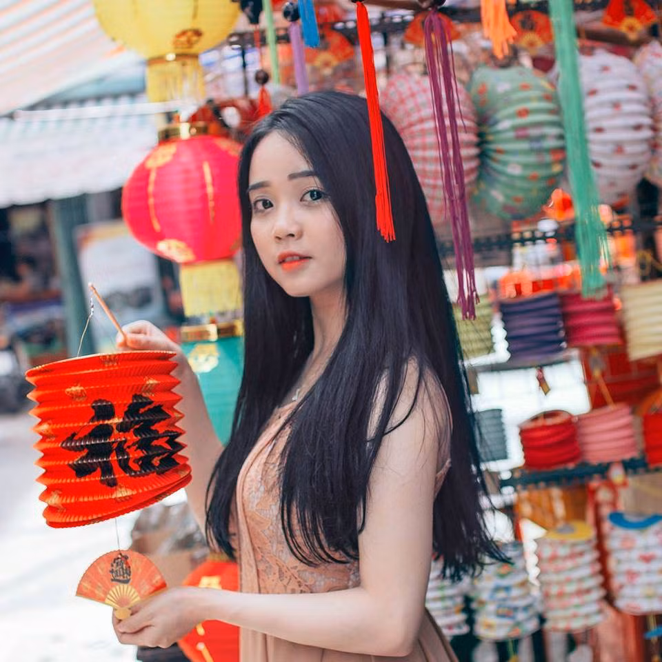 Lương Ái Vi (sinh năm 1993) đến từ Đắk Lắk. Cô nàng là cựu sinh viên chuyên ngành Thư ký văn phòng, trường Cao đẳng Văn hóa Nghệ thuật và Du lịch Sài Gòn.