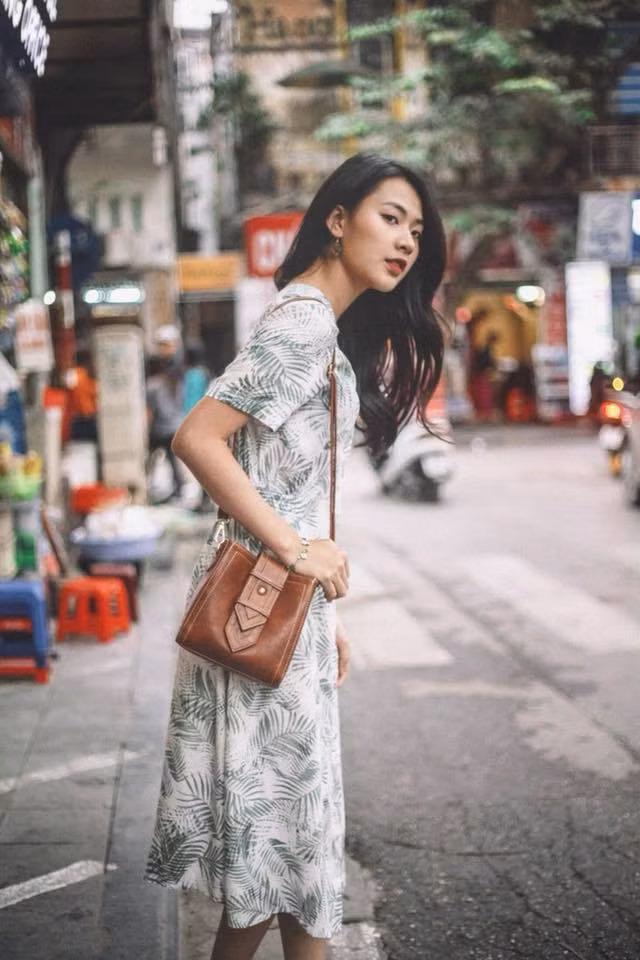 Dù độ dài chỉ có 15 giây nhưng nhan sắc của nhân vật chính xuất hiện trong tiệm làm móng đã buộc các dân mạng phải cất công đi tìm kiếm và kết quả đã được tìm ra.