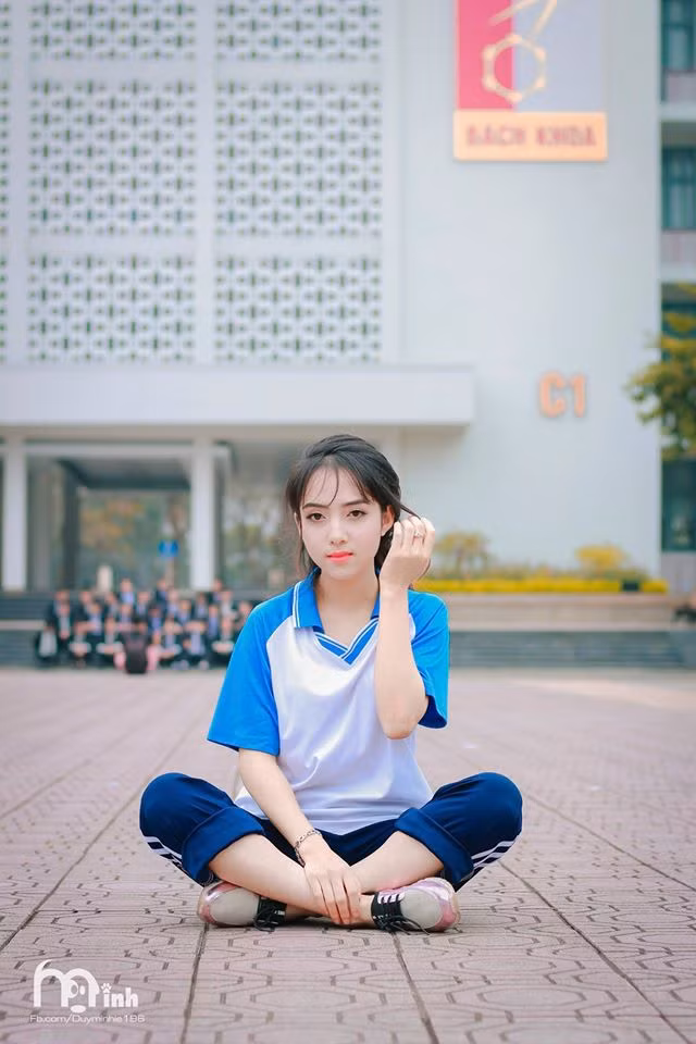 Chia sẻ thêm một chút về cá nhân, Linh cho biết cô bạn sở hữu chiều cao 1m55, thích nghe nhạc, hát hò, thể thao và đi du lịch. Hiện tại, Linh đặt mục tiêu hoàn tất chương trình học ở trường, thu xếp thời gian đi du lịch cùng gia đình và bạn bè.