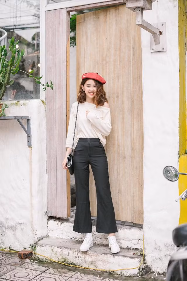 Trên trang Facebook cá nhân và Instagram, Quỳnh Chi cũng thường xuyên cập nhật những hình ảnh quảng cáo do chính mình làm người mẫu. Cũng chính từ công việc trên giúp nữ sinh 9X này có thêm nhiều bạn bè trong công việc và giúp đỡ cô trong cuộc sống.