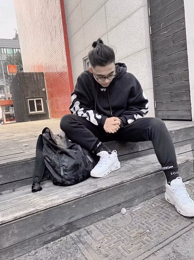 Không đứng ngoài trào lưu Hypebeast đang càn quét khắp mạng xã hội, Việt Hoàng cũng sắm cho mình những món đồ "trong tâm bão" hiện nay là chiếc hoodie Off White có giá khoảng 600 USD, phối với quần thể thao màu đen. Set đồ này có đôi giày trắng Nike Uptempo hoặc Adidas Superstar làm điểm nhấn.