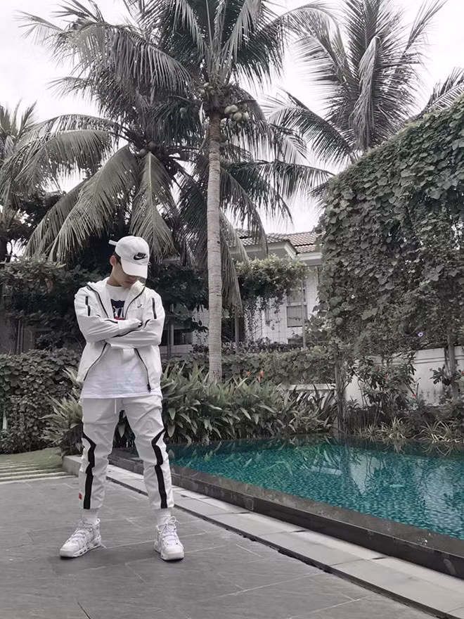 Diện cả cây trắng nhưng em trai Sơn Tùng M-TP không hề mờ nhạt với áo khoác và quần thể thao theo set, cùng mũ lưỡi trai. Cậu còn diện mẫu giày Uptempo đến từ thương hiệu Nike, có giá trên thị trường khoảng 500 USD.