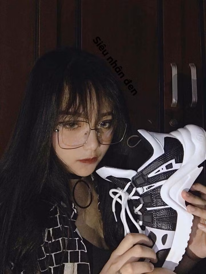 Ngoài giờ lên lớp, Hà còn theo đuổi nhiều phong cách thời trang khác nhau, khi nữ tính, dịu dàng, khi cá tính, sành điệu.