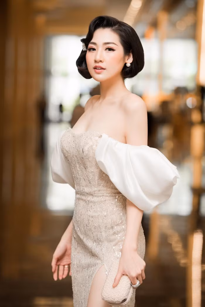 Dù bận rộn với lịch làm việc, di chuyện từ Nam ra Bắc nhưng Tú Anh vẫn dành thời gian cho bé Kem (tên thân mật của con trai Tú Anh)