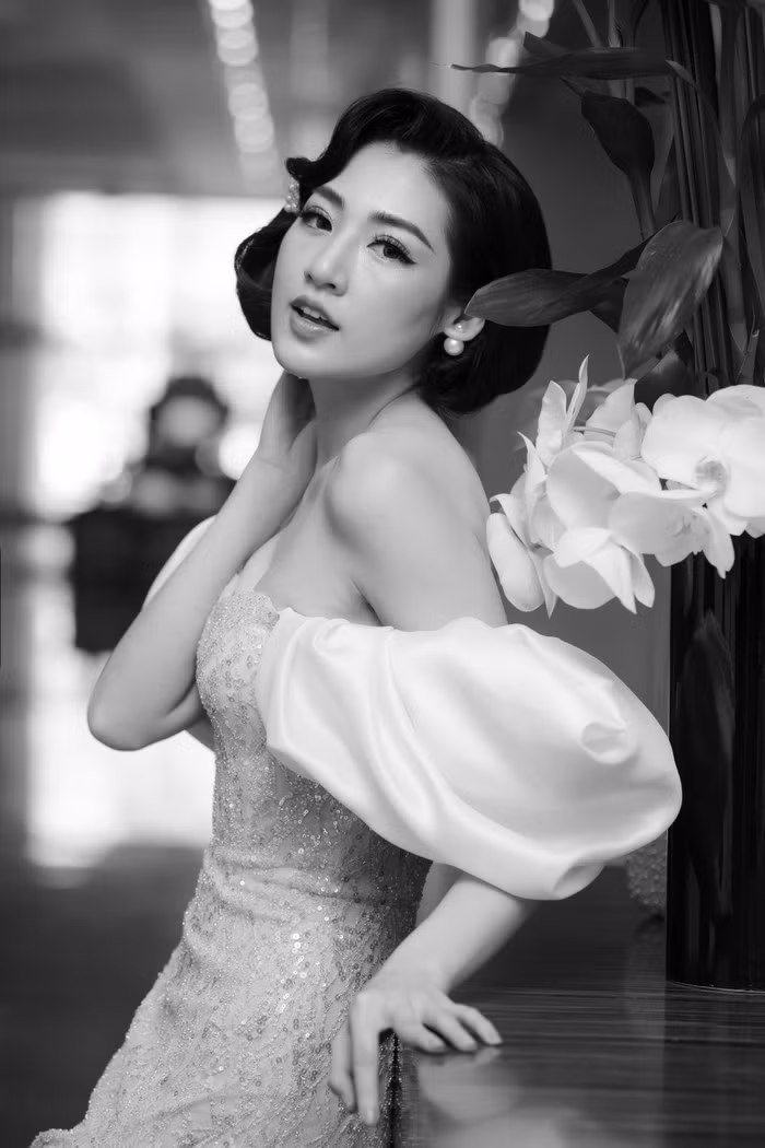 Dương Tú Anh lựa chọn chiếc đầm quây khoe được đôi chân dài miên man nuột nà, vóc dáng thon gọn. Dù đã trải qua thời kỳ sinh nở, nhưng Tú Anh giữ được vóc dáng săn chắc không thua các cô gái còn son.