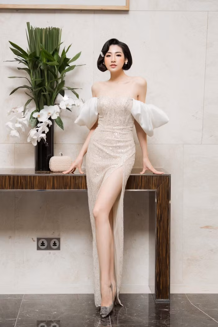 Dù đi làm đã có bà nội, bà ngoại và giúp việc chăm con nhưng cô vẫn theo dõi, chăm chú quan sát cậu bé ở nhà qua cammera