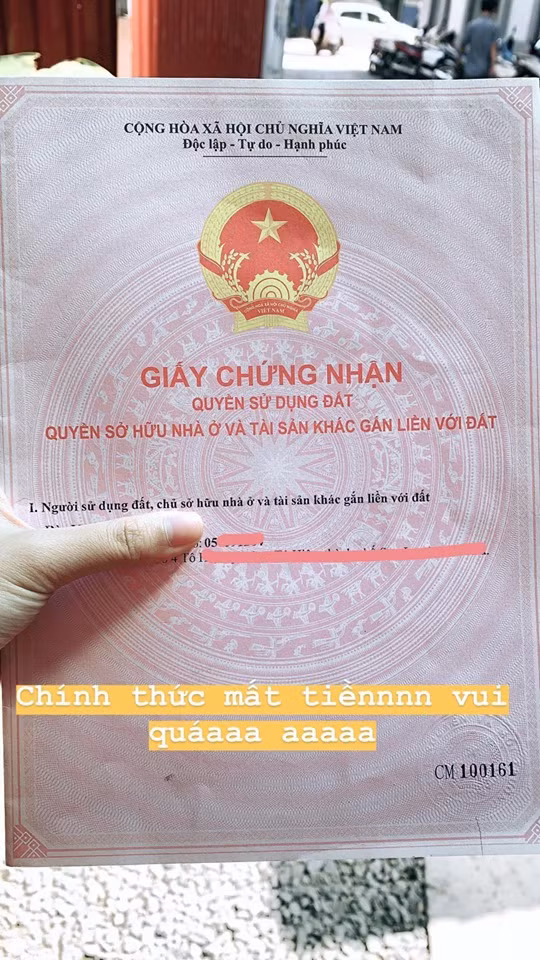 Sau hơn 4 năm gắn bó với nghề streamer, Linh Ngọc Đàm đạt được những thành công nhất định. Mới đây trên fanpage cá nhân, cô nàng khoe vừa tậu một căn hộ cao cấp tặng bố mẹ tại khu đô thị chung cư cao cấp Times City.