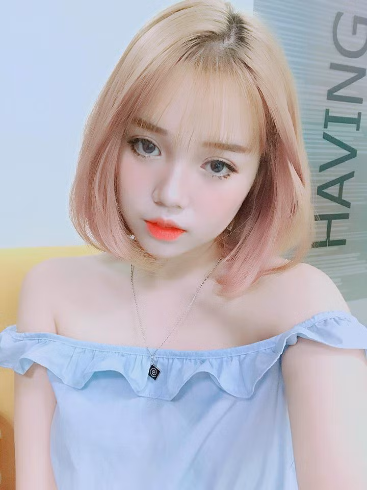 Linh Ngọc Đàm cho biết, cô nàng tự tay trang trí ngôi nhà theo ý thích. Việc này có sự giúp đỡ của Bụt - người yêu cô nàng và cả em gái.