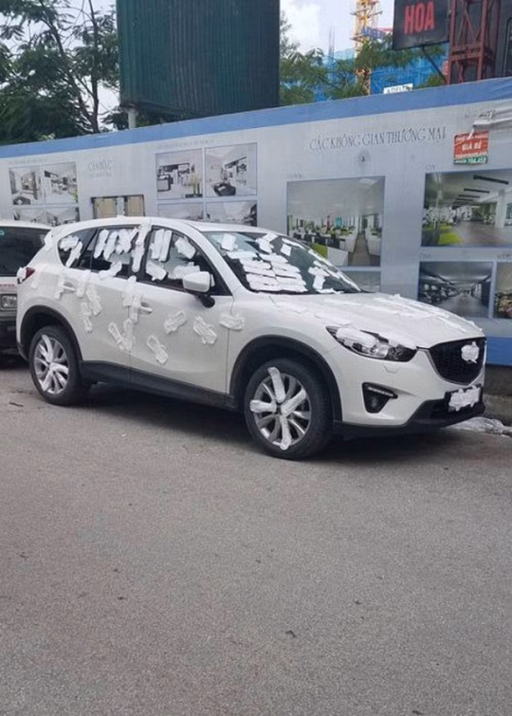 Việc các chủ xe đỗ xe thiếu ý thức đã từng được CĐM lên tiếng chỉ trích nhưng dường như những "món đòn" trừng phạt vẫn chưa đủ để cảnh tỉnh.