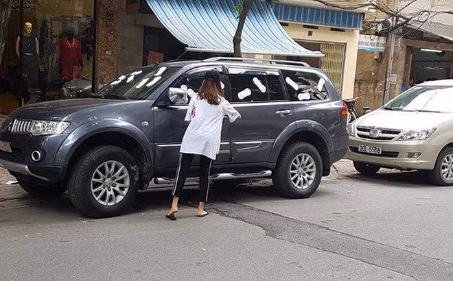 Một cô gái dán đầy băng vệ sinh lên chiếc xe đỗ ngay trước cửa hàng của mình. Theo cô thì chiếc xe này đỗ khiến khách vào cửa hàng cô không có chỗ đi vào và chỗ để xe.