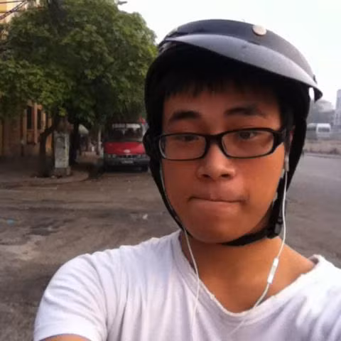 Mặc dù không mặc áo trắng, đi siêu xe như soái ca, thế nhưng sắc đẹp của Đăng Linh vẫn khiến nhiều người phải mê mẩn.