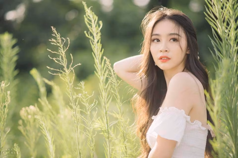 Dù chỉ mới xuất hiện trên fanpage của hội "thích ngắm gái đẹp châu Á" được ít lâu nhưng chính vẻ đẹp quyến rũ của cô nàng nữ sinh trường quốc tế Anh - Việt đã khiến nhiều dân mạng phải say mê và đổ gục.
