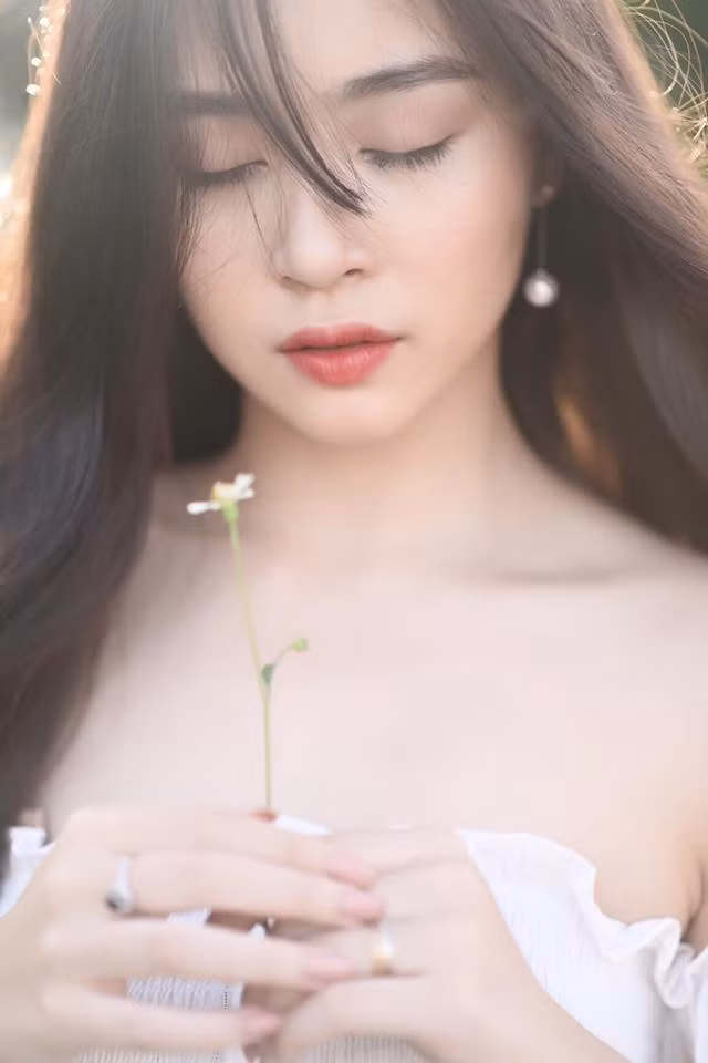 Không chỉ được chú ý nhờ nhan sắc đẹp đến mê hồn, Diệu Linh còn có phong cách ăn mặc khá thời thượng và biến hóa khôn lường. Bên cạnh đó, cô bạn 10X này còn có cách trang điểm khá Tây.