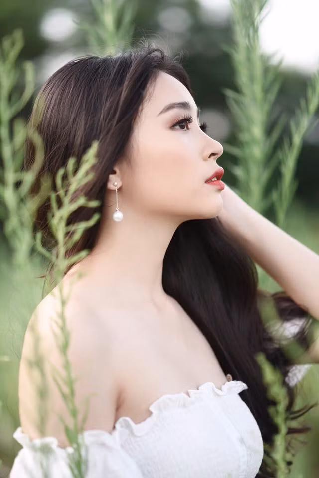 Khuôn mặt ưa nhìn cùng phong cách thời trang biến hóa đã đưa cô nàng nữ sinh trường quốc tế Diệu Linh tới với cộng đồng mạng.