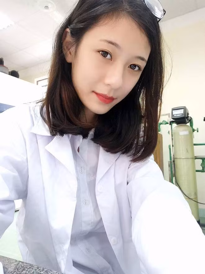 Cô bạn còn khá nổi trong trường khi tích cực tham gia các hoạt động ngoại khóa, Đoàn hội. Thúy Diệu từng được nhà trường cử đi thi Hoa khôi sinh viên Việt Nam.