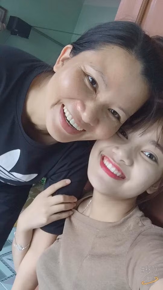 Nguyễn Liên và mẹ mình đã cùng nhau chia sẻ bức ảnh chạy theo trào lưu chụp ảnh cùng bố mẹ.
