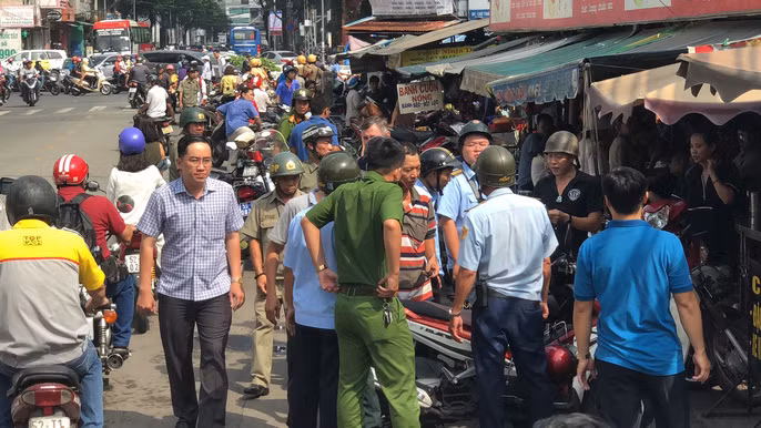Qua ghi nhận có 3 phương tiện xe gắn máy và 2 ô tô bị lập biên bản vì đậu trái quy định.