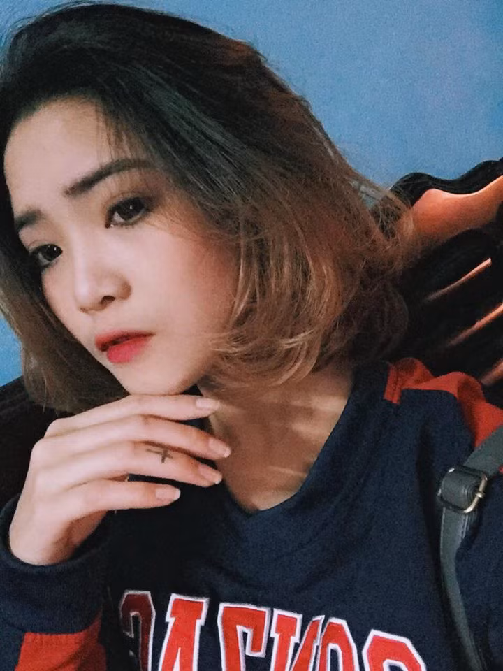 "Chạm mặt" với Kiều Vy, nhiều người sẽ cảm nhận độ chất toát ra từ phong cách thời trang vô cùng phá cách của cô nàng này. Từ mái tóc màu sắc cho đến áo, quần cực chất và có phần "dị".