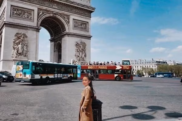 Từng địa điểm nổi tiếng ở Pháp như tháp tháp Eiffel, đại lộ Saint Elise hay Khải hoàn môn được dân mạng giúp Thùy Dương đặt chân tới.