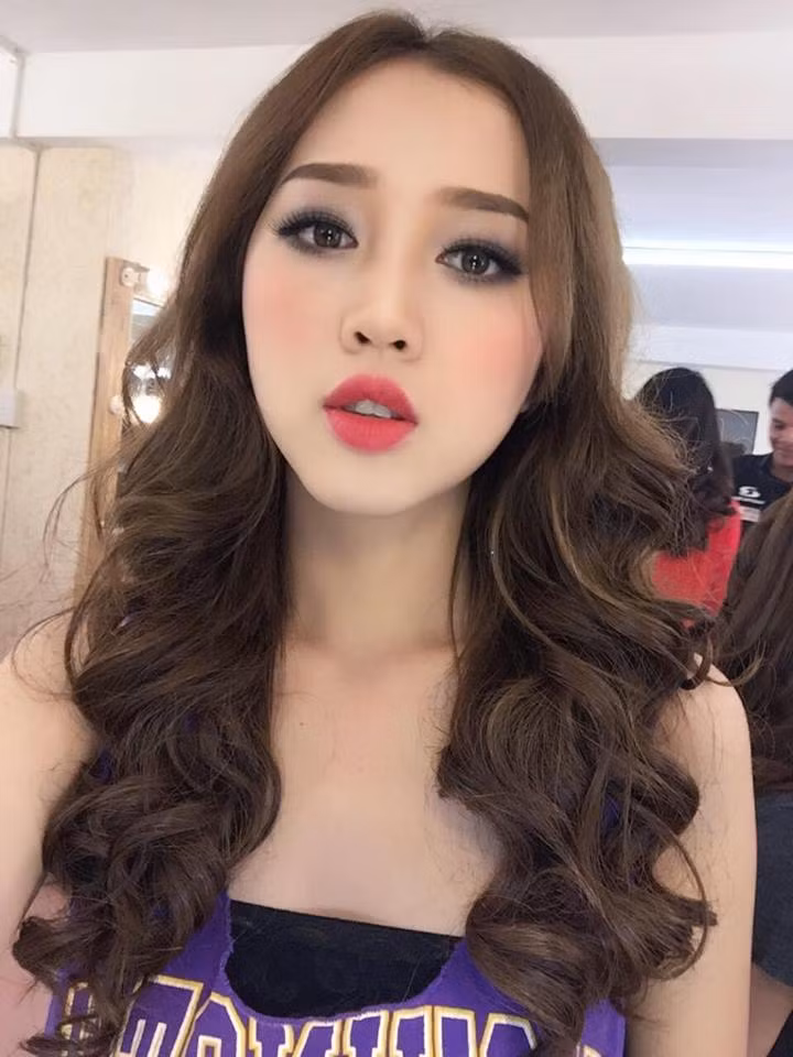 Nguyễn Thị Thùy Linh hay Linh Miêu là cô nàng hot girl phố Núi được nhiều bạn trẻ nhớ tới nhờ vẻ đẹp hình thể gần giống với nữ diễn viên Lee Sung Kyung trong bộ phim đình đám "Tiên nữ cử tạ". Mới đây cô nàng này lại tiếp tục gây chú ý khi chính thức ghi danh tham dự cuộc thi người mẫu nổi tiếng Vietnam's Next Top Model. Ảnh trong bài: FBNV.