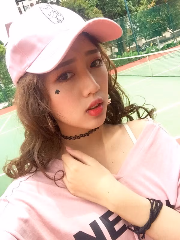 Trên trang fanpage của cuộc thi người mẫu đình đám Việt Nam, hot girl Linh Miêu tự miêu tả mình là một người yêu nghệ thuật, tự tin, năng động, thích nhảy múa và diễn xuất trước ống kính, cùng với phương châm sống là không dừng lại, người đẹp này coi chương trình Vietnam's Next Top Model 2017 mùa thứ 8 là bước chạy đà để cô theo nghiệp người mẫu chuyên nghiệp.