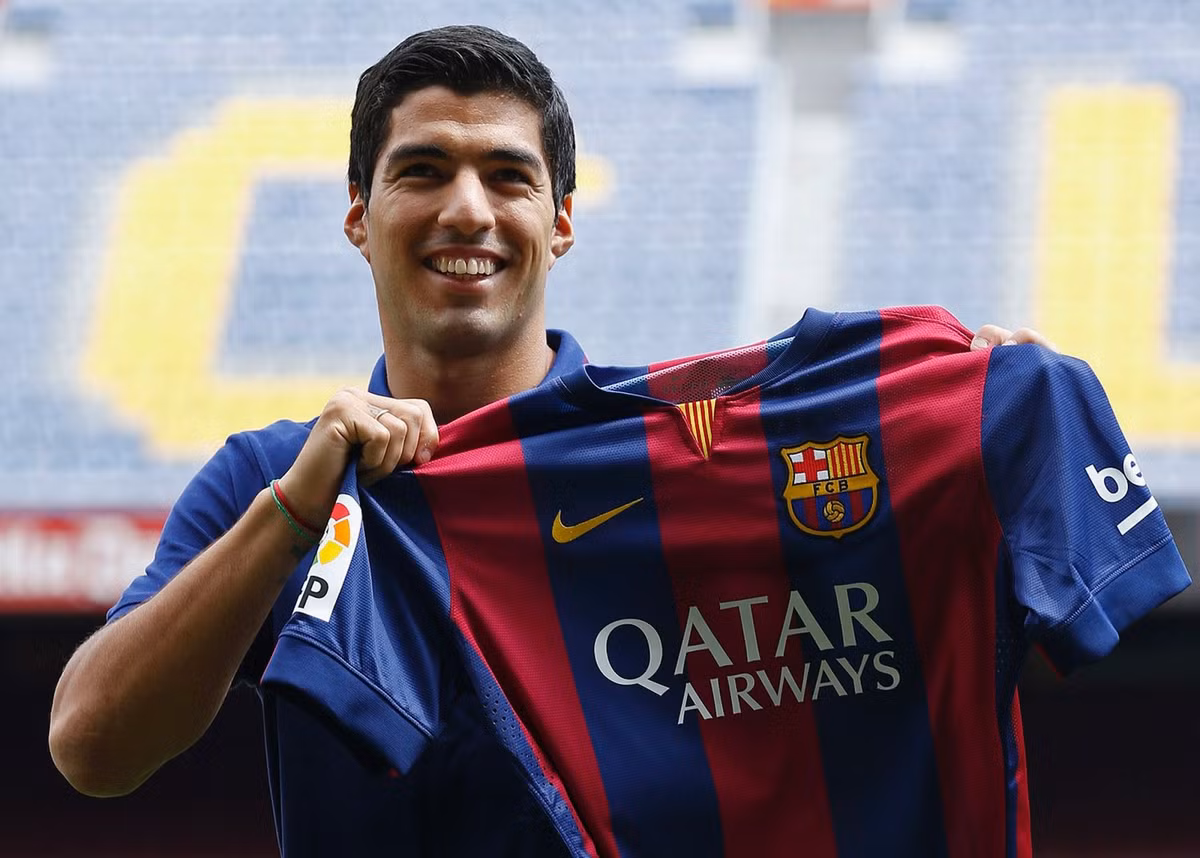 Toả sáng rực rỡ với 70 bàn trong 110 trận sau 3 mùa khoác áo Liverpool, Suarez nhanh chóng được BLĐ đội bóng Barcelona đưa vào tầm ngắm. Đầu mùa giải này mặc dù Suarez khi đó vẫn còn thụ án treo giò do hành vi cắn chiellini ở World Cup 2014, nhưng Suarez vẫn tiêu tốn của Barca đến 75 triệu bảng Anh để mang anh về Nou Camp.