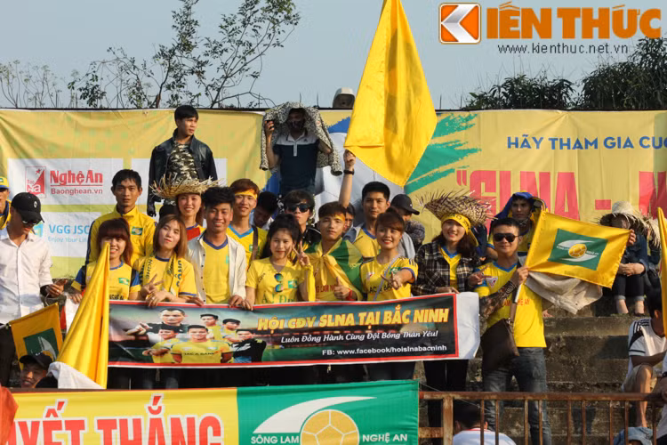 Không những vậy, cách cổ vũ của các bạn trẻ vô cùng văn minh và mang đầy màu sắc địa phương.