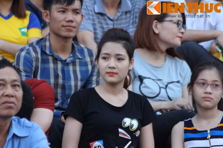 Trong ảnh là gương mặt quen thuộc của một thành viên fanpage giao lưu giữa phó nháy và người mẫu cũng có mặt ở sân Vinh. Những màn cổ vũ náo nhiệt trong khẩu quyết chiến thắng được các cô nàng xứ Nghệ liên tục truyền xuống sân.
