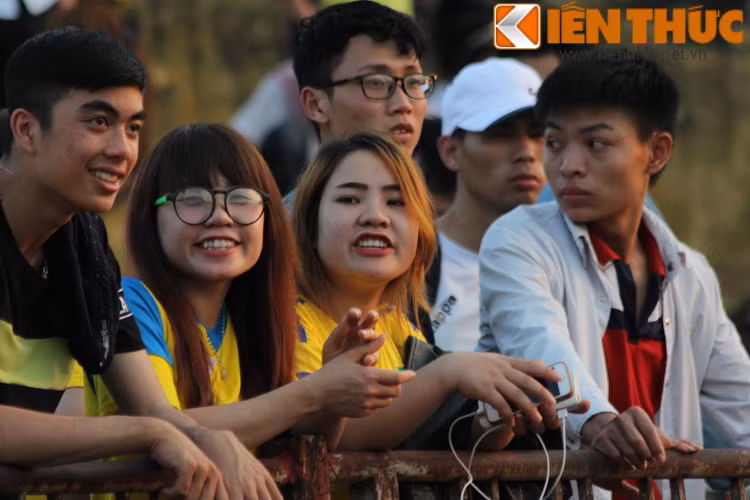 Chính sự cổ vũ nhiệt tình của các nữ CĐV xinh đẹp đã được đền đáp bằng bàn thắng của Odat trong những phút đầu hiệp hai.