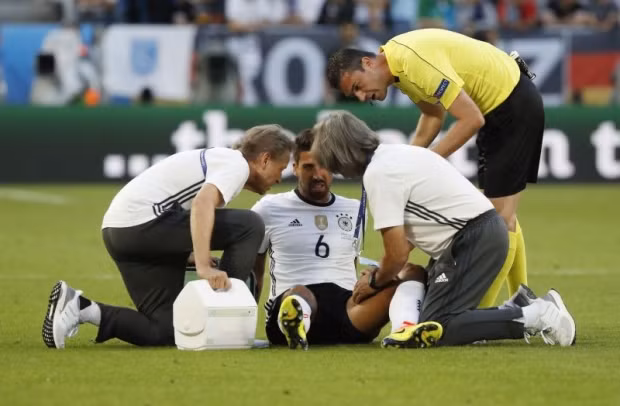 Cơn bão chấn thương khiến HLV Joachim Loew đau đầu, ngoài Gomez thì Khedira cũng là một ca chấn thương khá nặng. Thế nhưng, trong tay HLV của ĐT Đức vẫn còn những cầu thủ thi đấu được tròn vai ở vị trí thu hồi bóng.