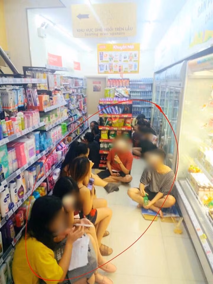 Hình ảnh các bạn trẻ ngồi la liệt ở các cửa hàng tiện ích khiến không gian quán trở nên trật trội và khiến người đi mua hàng khó khăn.