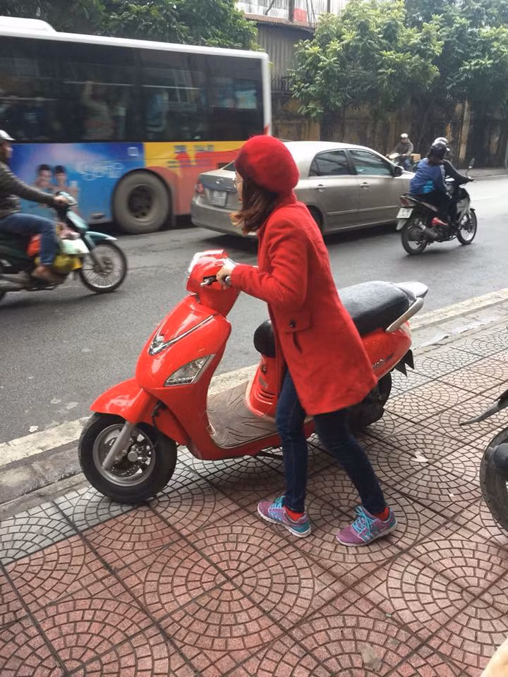 Bạn trẻ có nickname Minh Hoàng có viết: "Mình thấy cách phối đồ này khá thú vị, thử tưởng tượng xem đang đi đường mà có cả một đoàn ninja như vậy phía sau."