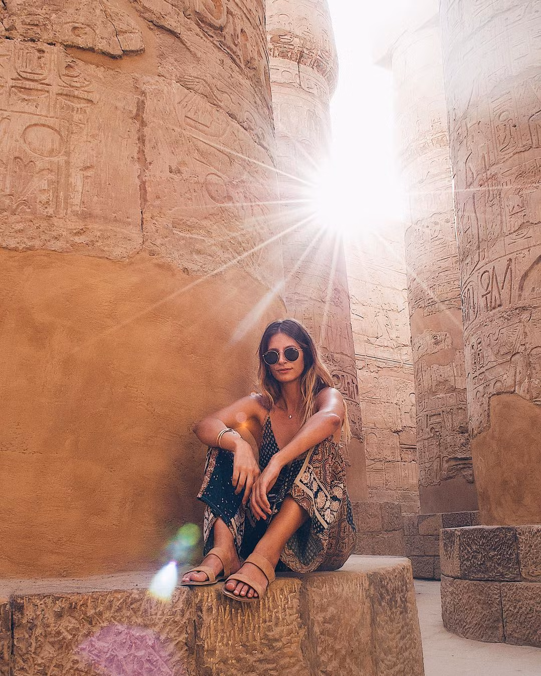 Đền Karnak là đền thờ thần mặt trời Amun-Ree. Ngôi đền nằm ở phía đông của sông Nile, được xây dựng từ năm 1580 - 1160 năm trước Công nguyên bởi khoảng 30 vị Pharaoh nối tiếp nhau.