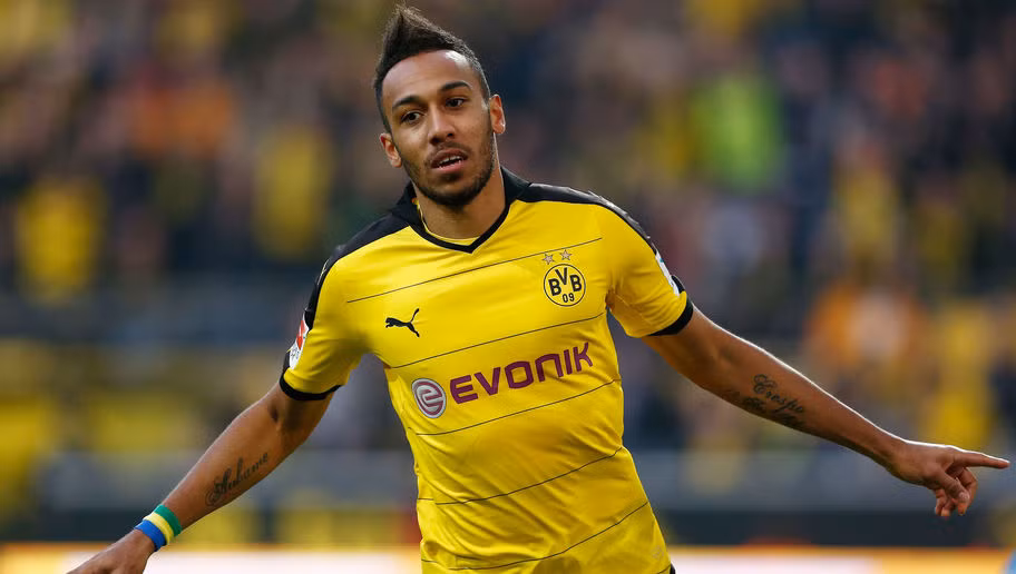Tiền đạo của Borussia Dortmund Pierre-Emerick Aubameyang mới đây đã tiết lộ nguyện vọng muốn đến thi đấu tại Tây Ban Nha trong một ngày không xa và bến đỗ mơ ước của anh chính là Real Madrid. Dù chưa có hình thức chống đối để được ra đi, thế nhưng phát biểu của ngôi sao túc cầu này khiến NHM của Schwarzgelben sẽ vô cùng buồn lòng.