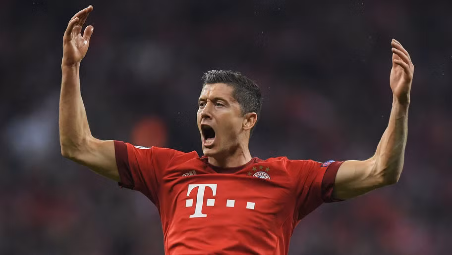 Không ai quên thương vụ mang tên Robert Lewandowski. Cầu thủ người Ba Lan công khai mong muốn chuyển tới Bayern Munich trong khi vẫn đang là người của Borussia Dortmund. Tiền đạo này, thậm chí còn có một thời gian dài bị "đầy" trên băng ghế dự bị Borussia Dortmund khi mà người hâm mộ nghi ngờ về tinh thần thi đấu của cầu thủ này.