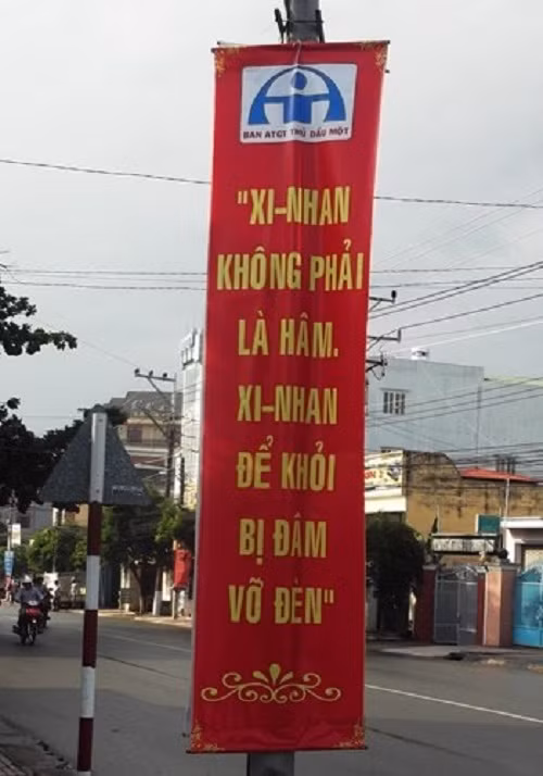 Đôi khi, những tấm băng rôn khẩu hiệu lại mang lại cho người đi đường những tiếng cười bằng những câu thơ khá hay.