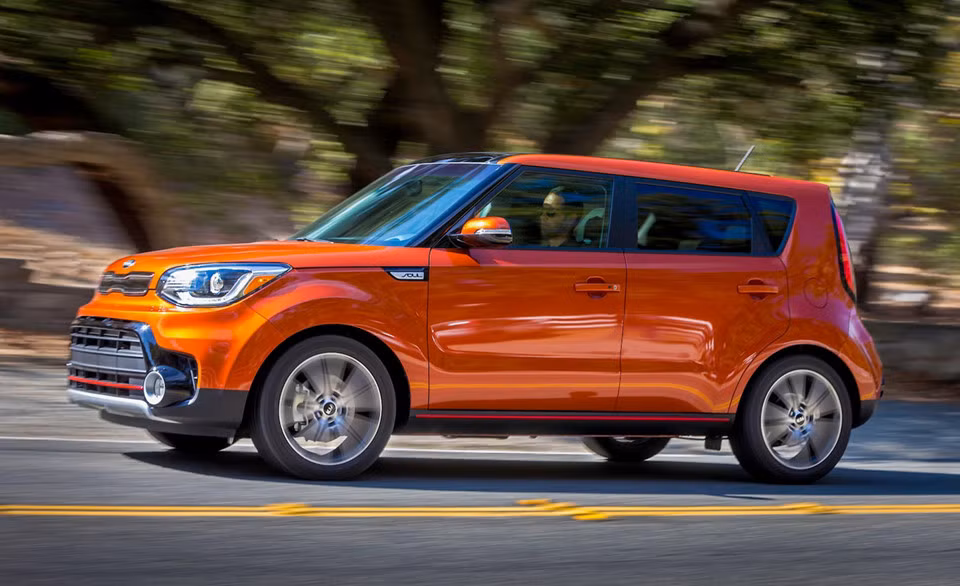 Kia Soul (16.490): Soul một trong số ít các mẫu SUV giá rẻ Kia chưa tới 17.000 USD trên thị trường hiện nay. Với các trang bị như radio vệ tinh AM/FM/MP3/SiriusXM, dàn âm thanh 6 loa, kết nối Bluetooth cùng sức mạnh 130 mã lực từ động cơ 1.6L, Soul hoàn toàn khiến khách hàng hài lòng với chất lượng hoạt động bền bỉ của nó trong tầm giá hợp lý.